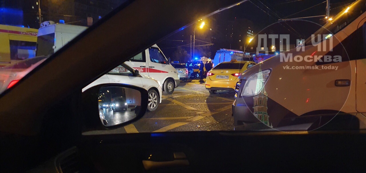 На пересечении Вернадского и Лобачевского жесткое ДТП. Порш 911, видимо, решил потягаться с такси.