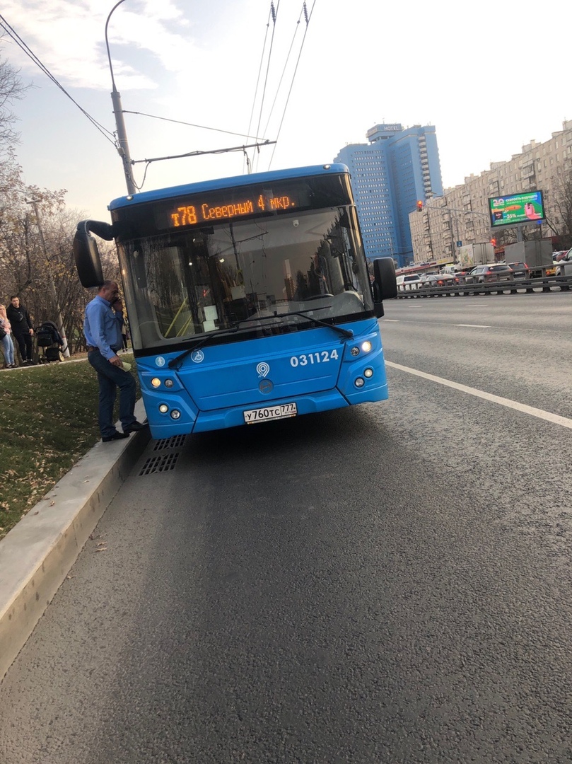 Только что (недалеко от метро Тимирязевская).
Таксист подрезал автобус, автобус резко остановился. П...