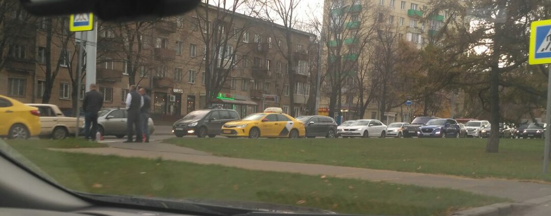 Еще одна авария с участием такси на ПП. Профсоюзная в сторону Ленинского. Всего 3 участника. Сорри, ...
