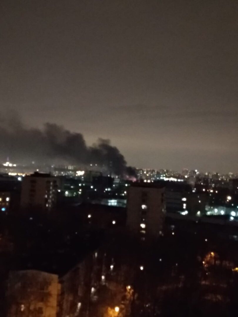 На Алтуфьевском шоссе в Москве горит ангар. Площадь пожара 400 кв.м. 
На месте работают сотрудники М...