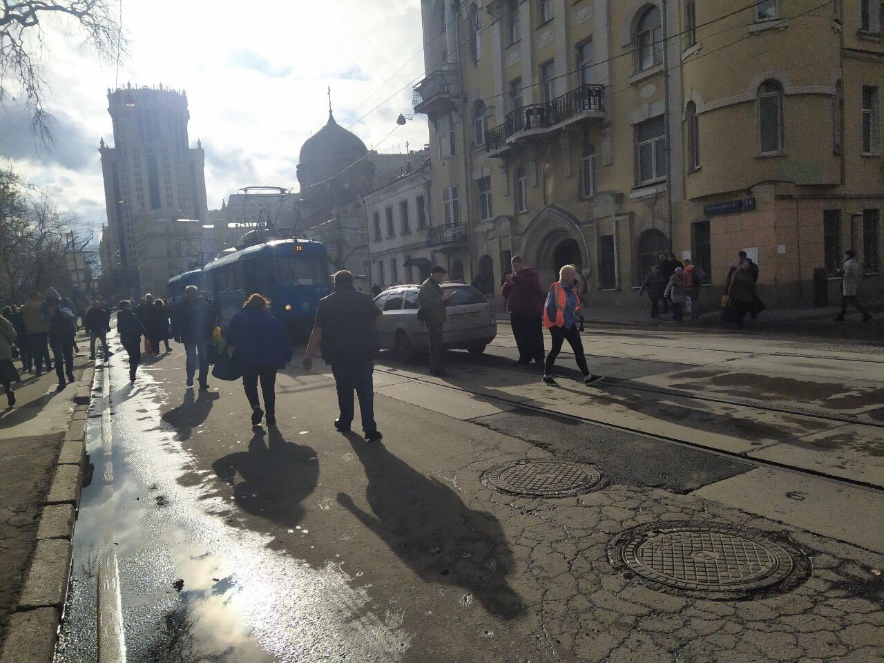 Из-за аварии остановилось движение трамваев в обе стороны м. Павелецкая, улица Новокузнецкая