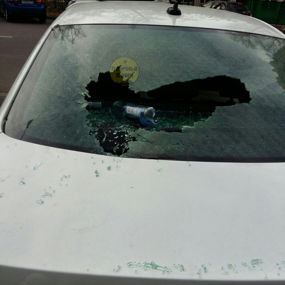 Из окна дома 21 на ул. Московская в Химках выкинули бутылку водки, которая разбила за...
