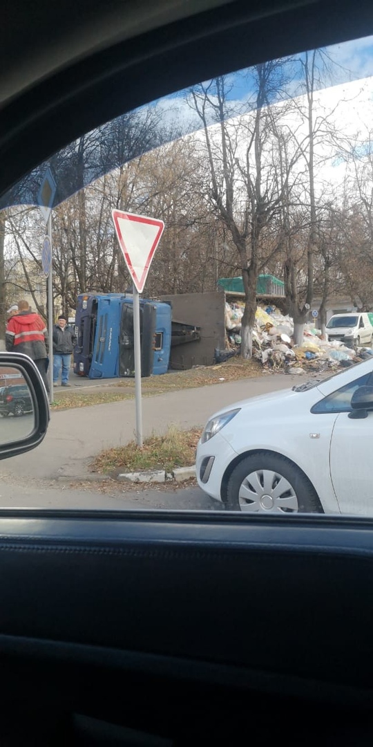 Климовск, возле оружейного завода. Кто-то завалил мусоровоз.