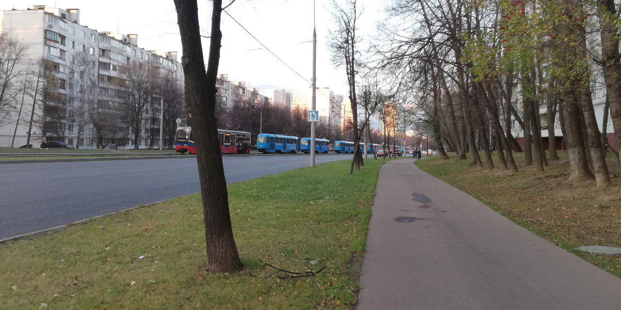 На Чертановской улице произошёл обрыв линии, трамваи стоят в обе стороны.