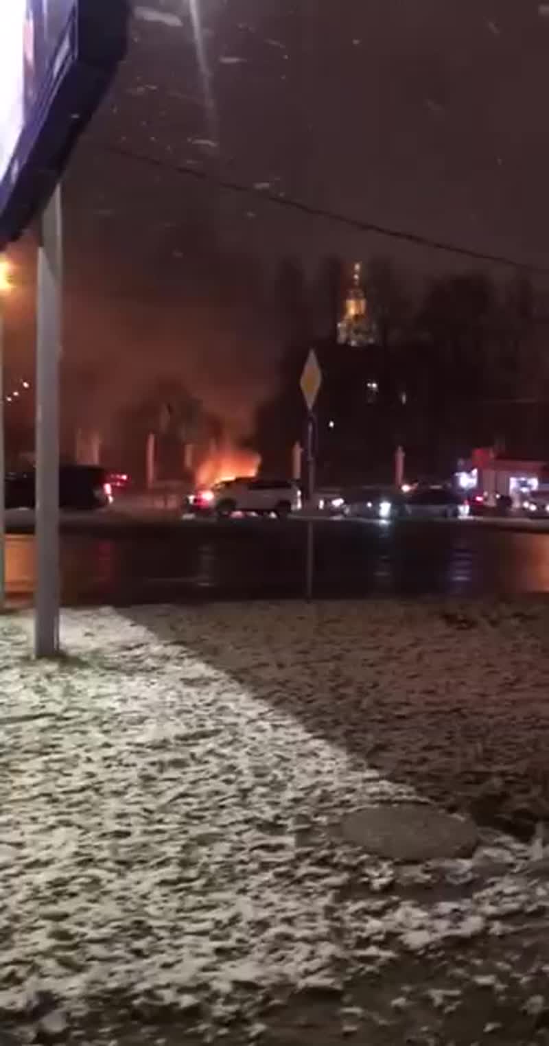 На проспекте Вернадского возле цирка горит автомобиль