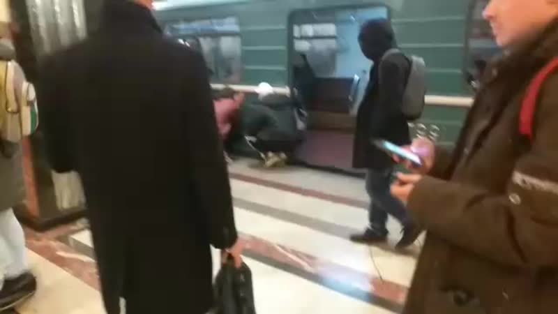 Пассажиры помогли выбраться человеку провалившемуся под поезд на станции «Маяковская».