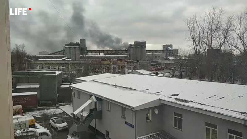 Крупный пожар охватил складское помещение на востоке Москвы в районе улицы Электродной. Густой столб...