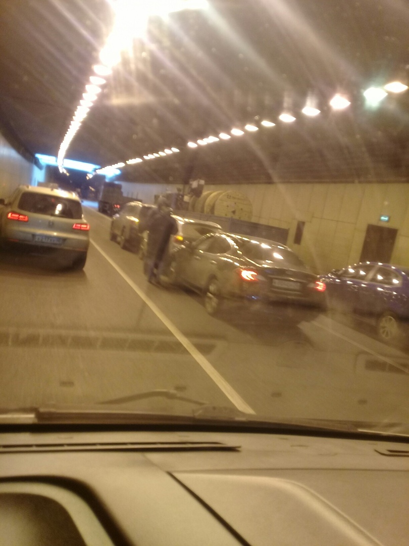 Въезд в Лефортовский тоннель после шоссе Энтузиастов, средняя полоса - ДТП 3 машины.