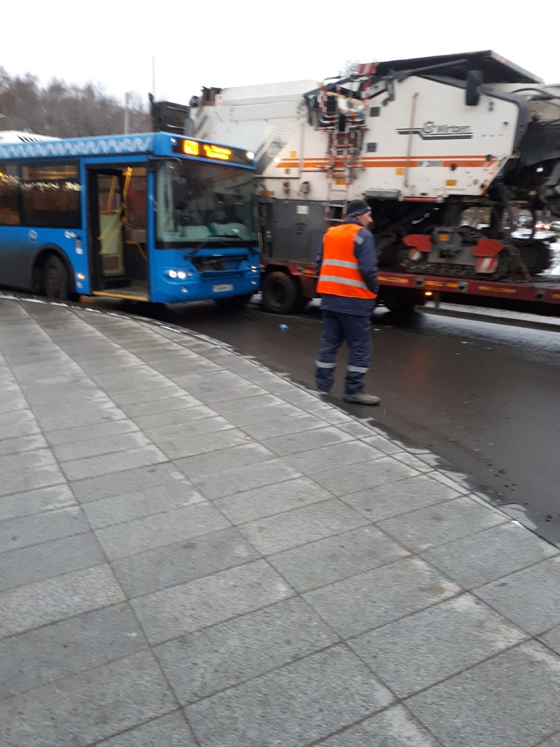 Метро Ховрино, выезд со стороны автовокзала перекрыт из-за ДТП с автобусом