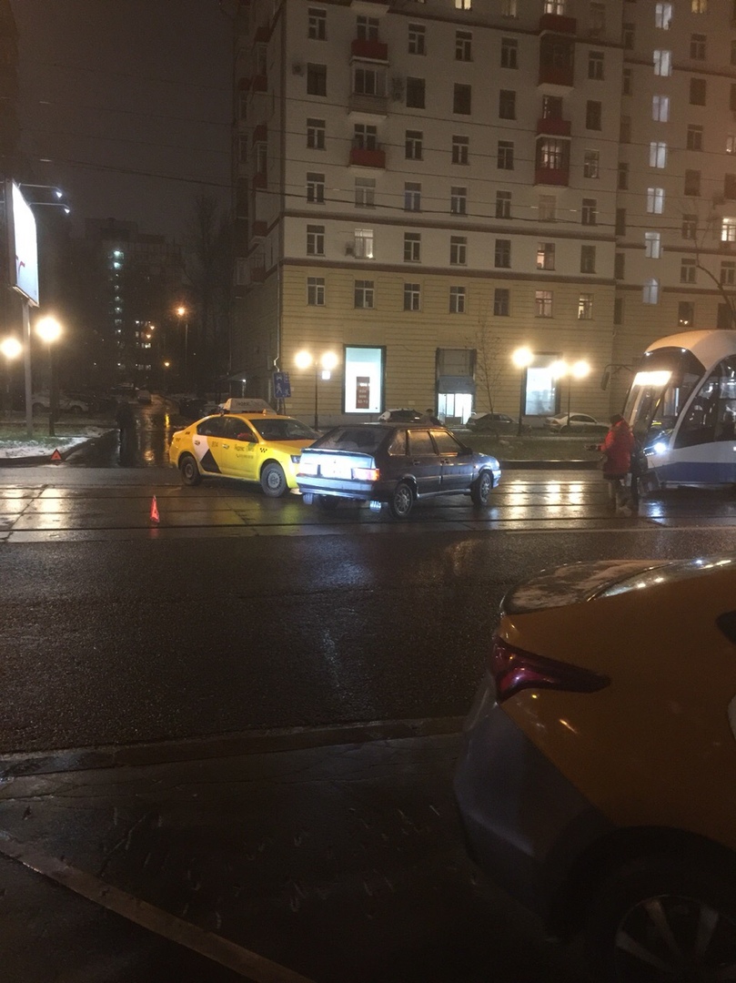 ДТП: две машины около улицы Щербаковская, дом 11, трамваи стоят в обе стороны, актуально на 18:00