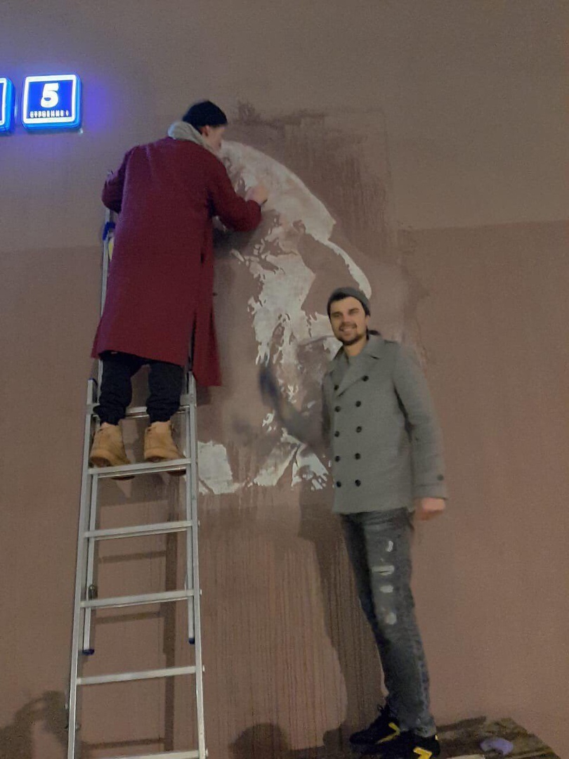 Граффити с Марком Захаровым в центре Москвы закрасили сотрудники отеля «Пушкин». Как сообщил изданию...