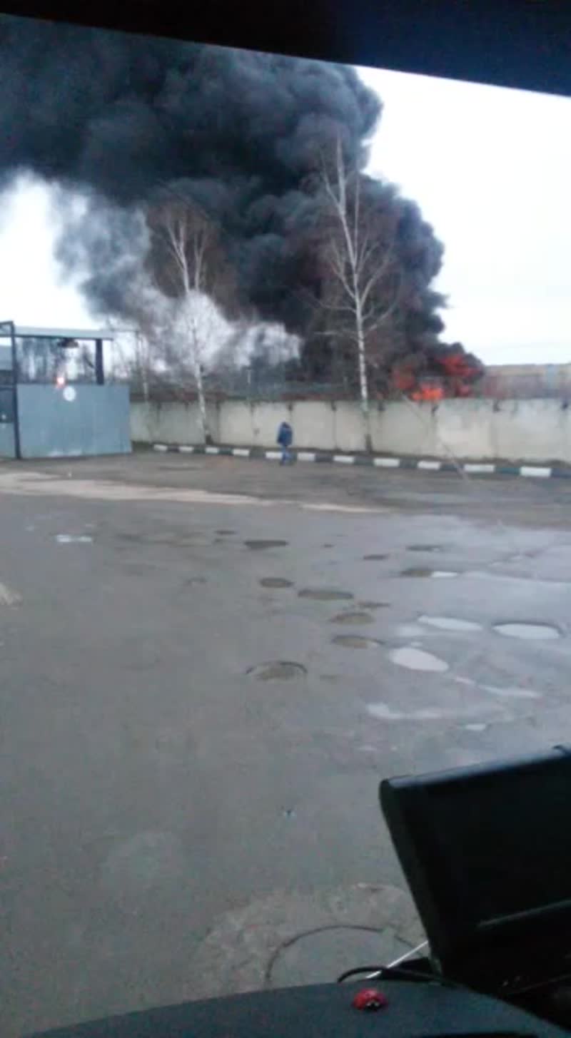 В Серпухове горит локомотив на путях.