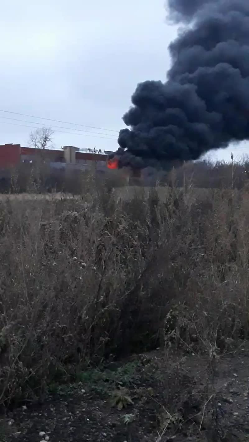 В Серпухове горит локомотив на путях.