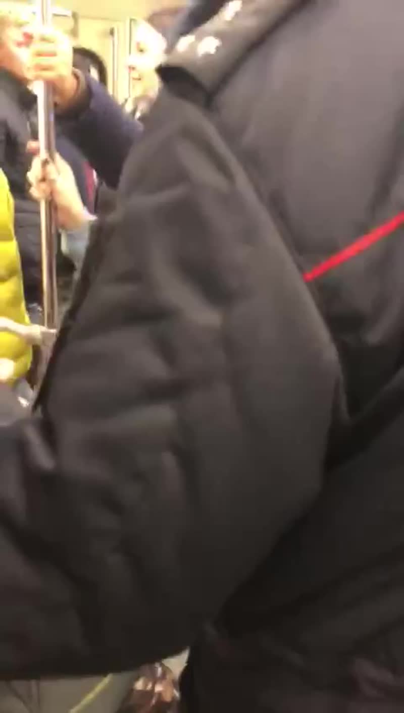 В московском метро полицейский хотел задержать инвалида за попрошайничество. За мужчину вступились м...