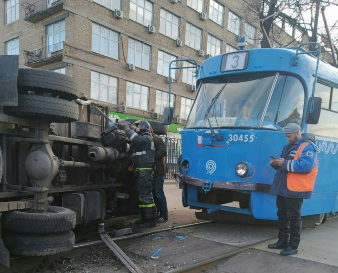 Грузовик опрокинулся после столкновения с трамваем на Варшавском шоссе, 36. Обошлось без пострадавши...
