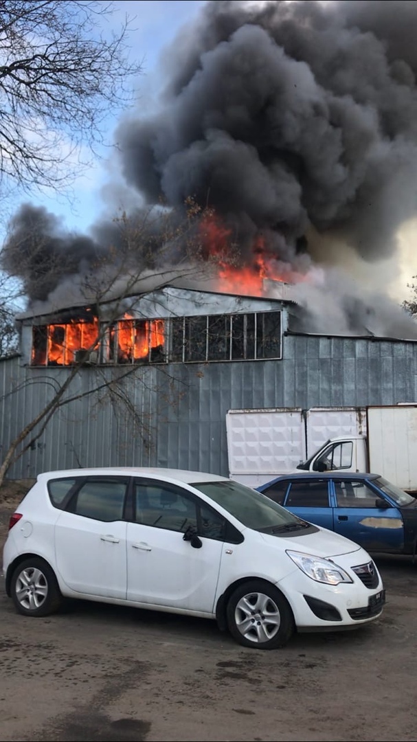 Южное Тушино горит склад, около 10 пожарных машин тушат, развернут штаб.