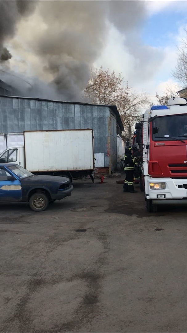 Южное Тушино горит склад, около 10 пожарных машин тушат, развернут штаб.