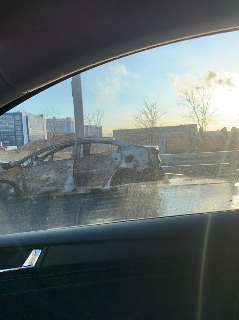 На МКАДе у Строгино примерно в 9:30 сгорело такси. Обстоятельства не известны