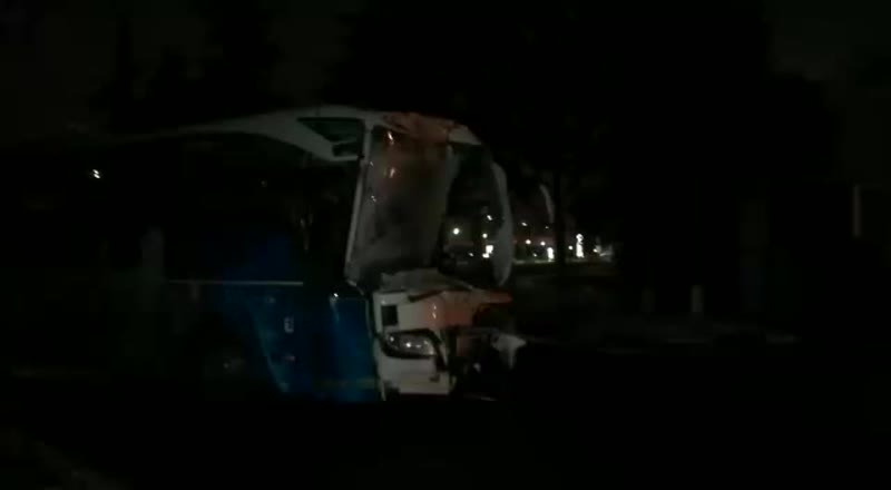 Пассажирский автобус столкнулся с грузовиком на Минском шоссе в Подмосковье, пострадали семь человек...