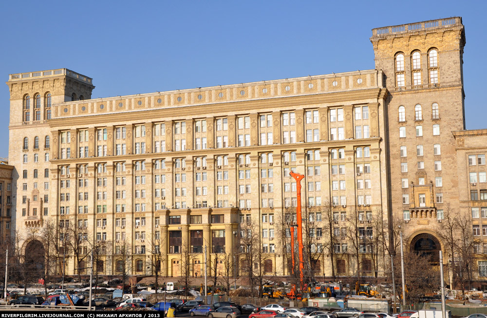 В Москве у здания «Алмаз-Антей» неизвестные вывесили два антивоенных плаката. И положили у входа чер...