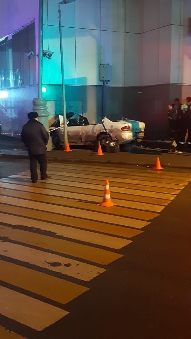 Возле станции МЦК Окружная автомобиль выехал на тротуар и сбил людей. Два человека погибли на месте....