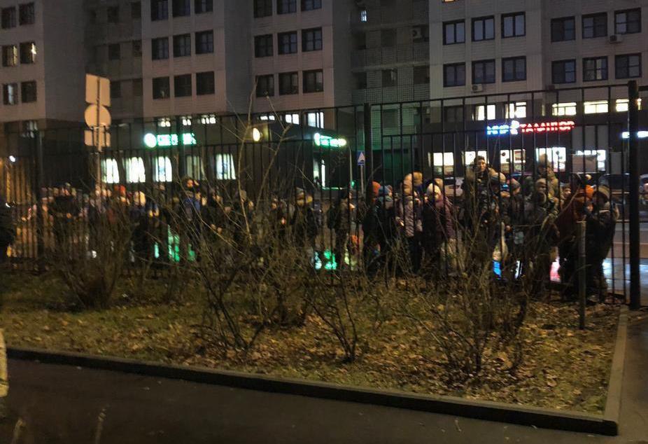 В Москве эвакуируют школу №1601 из-за сообщения о бомбе. Учреждение эвакуируют второй день подряд.

...