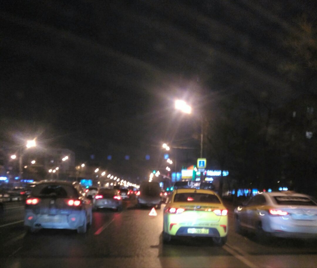 Варшавское шоссе в центр у м. Варшавское. Пробка. ДТП и на светофоре встал. Правый ряд.