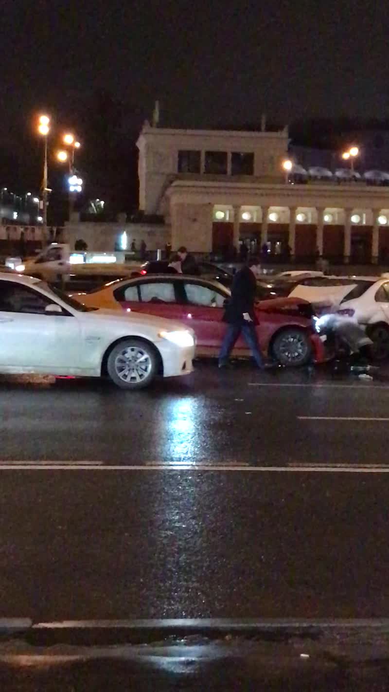 Ленинградский проспект. 4 машины в сторону центра. 19.00