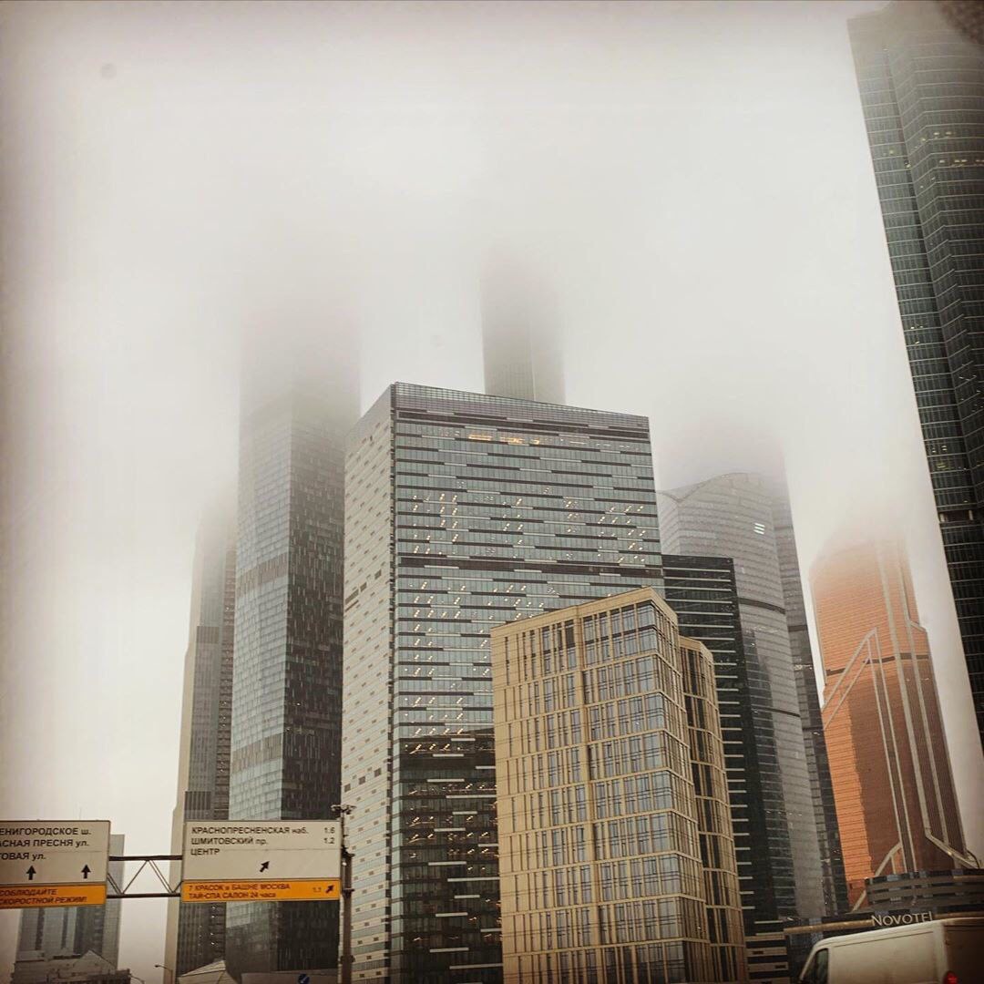 Желтый уровень погодной опасности объявлен в Москве. Погода опасна из-за тумана. Период предупрежден...