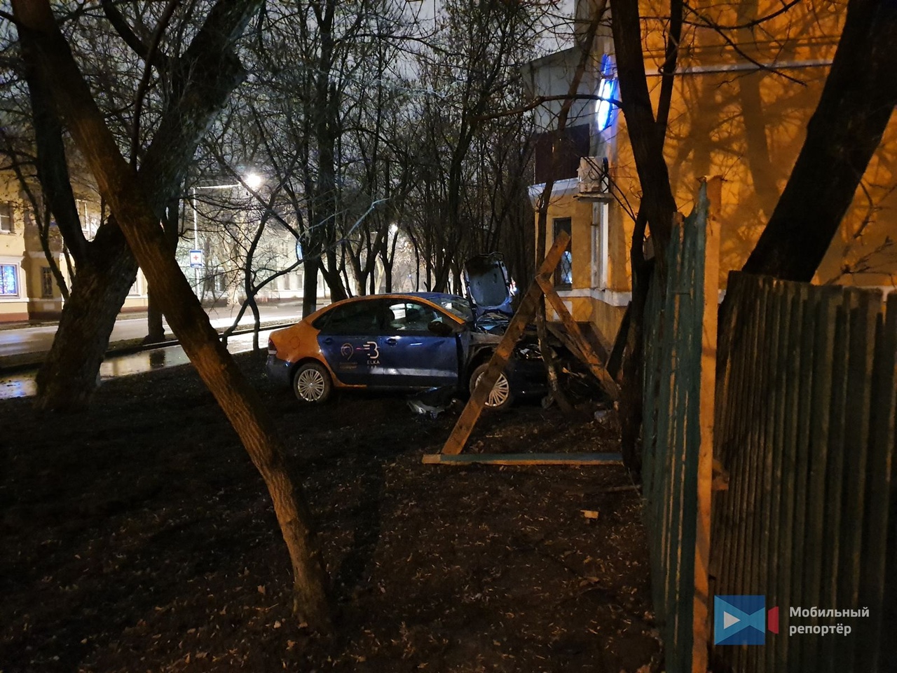 На юго-востоке Москвы водитель за рулем каршерингого автомобиля устроил ДТП и скрылся с места аварии...