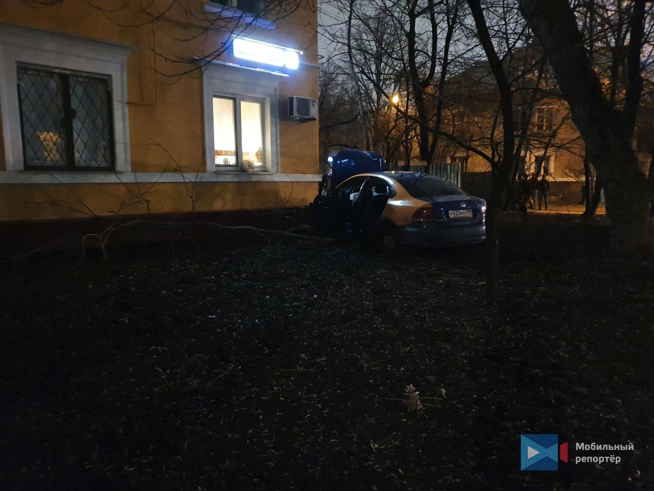 На юго-востоке Москвы водитель за рулем каршерингого автомобиля устроил ДТП и скрылся с места аварии...