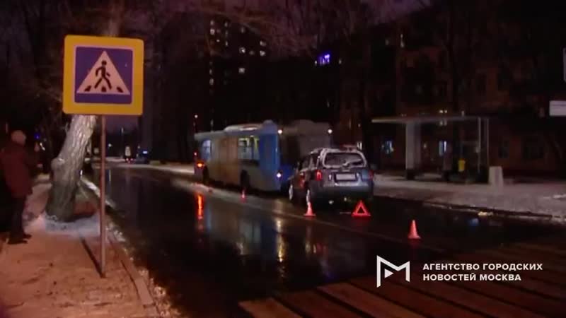 Три человека пострадали при столкновении автобуса с внедорожником на востоке Москвы.
