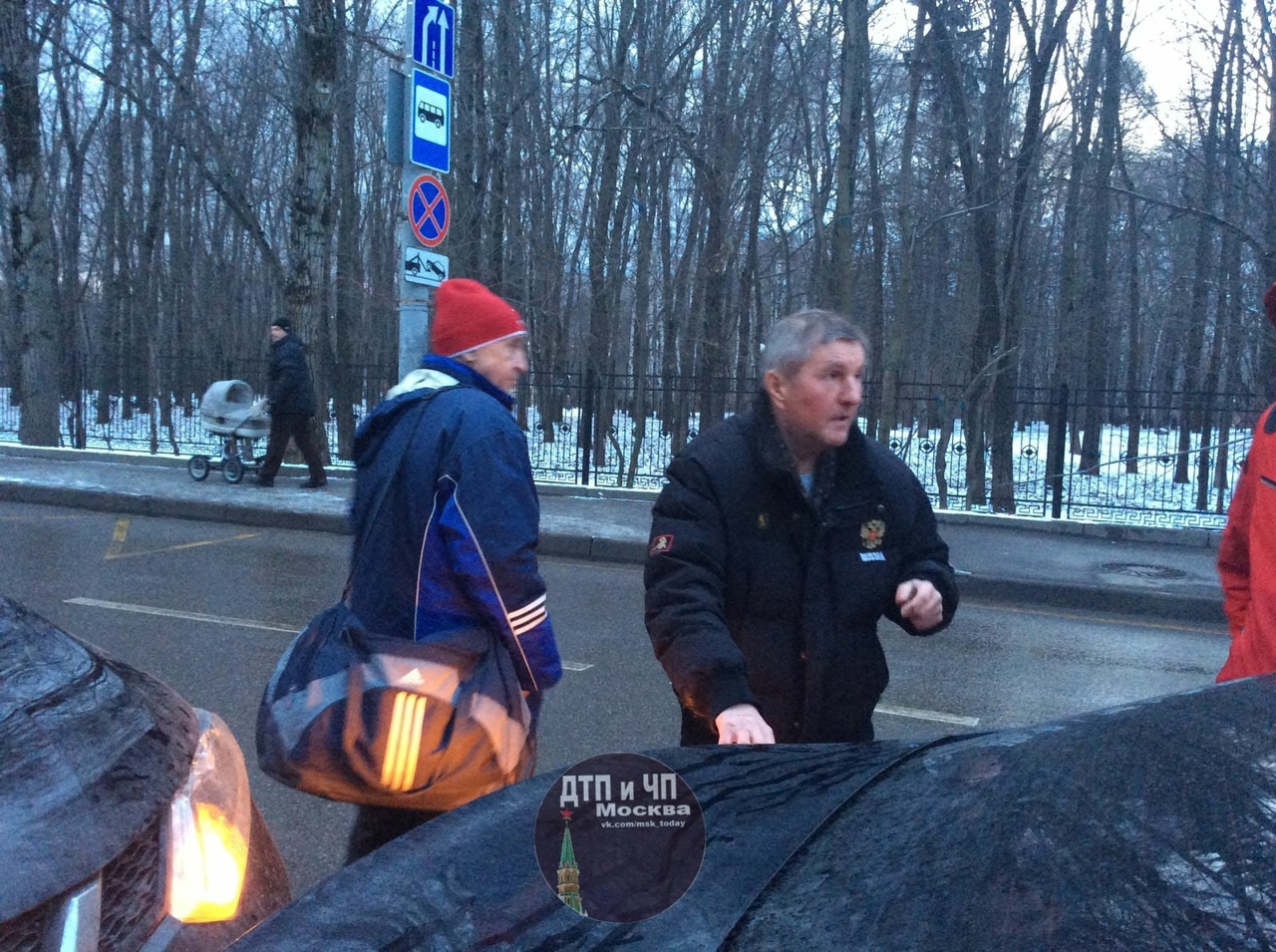 На X-trail t32 двигался мужчина из центра по Ленинградскому проспекту и задел автомобиль. За ним орг...
