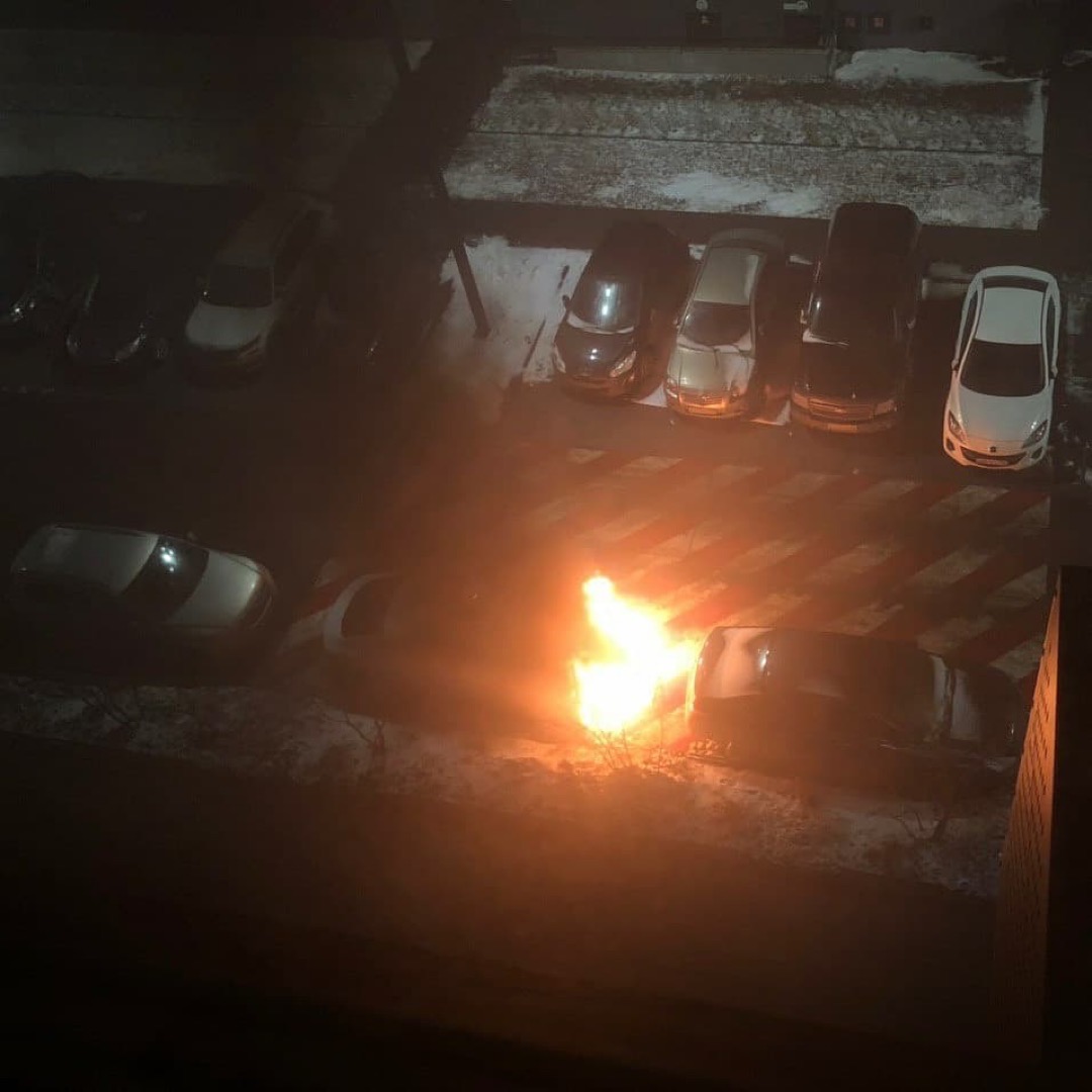 В ЖК "Мещерский лес" сгорела Audi. Пожарные отреагировали за 10 минут, но до очага возгорания доехат...