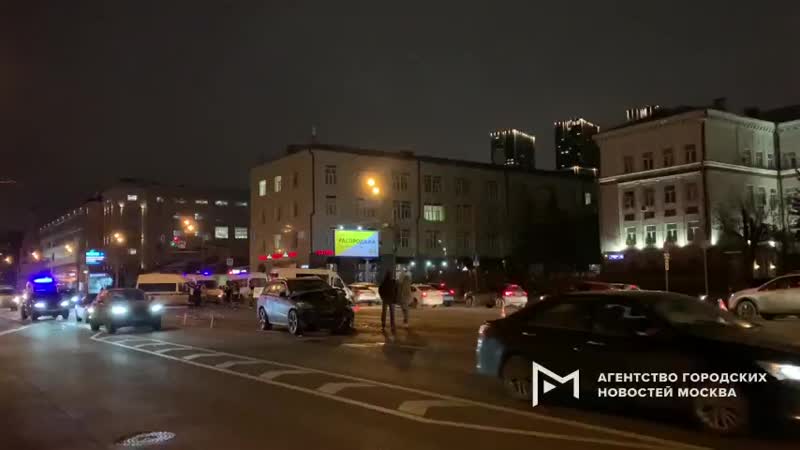 В результате ДТП на Бутырской улице водитель автомобиля скорой помощи вылетел из кабины через лобово...