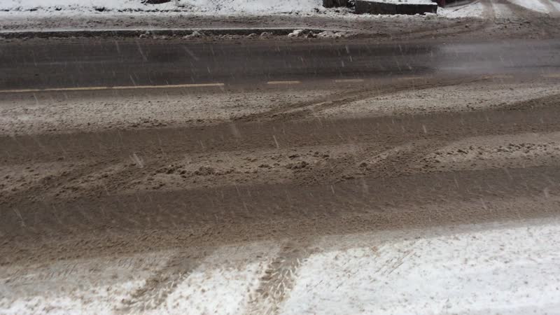 Я как-то говорил как нынче чистят снег с дорог города Москвы, его наоборот закидывают на дорогу для ...