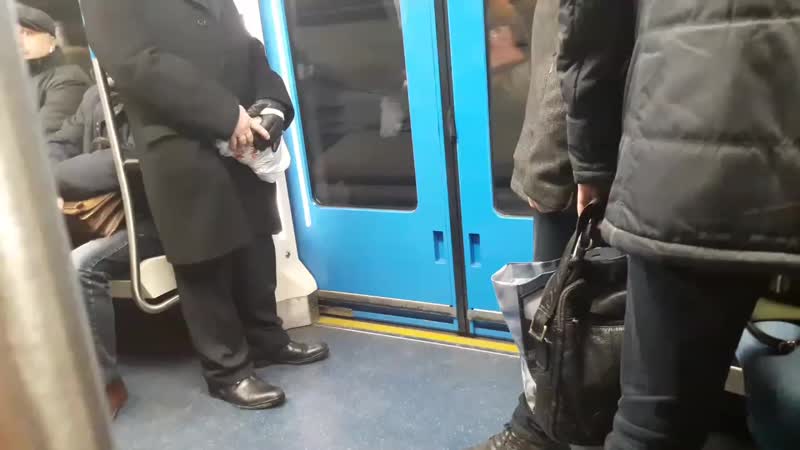 С утра злой вагон метро в Котельниках забрал куртку у дамы.