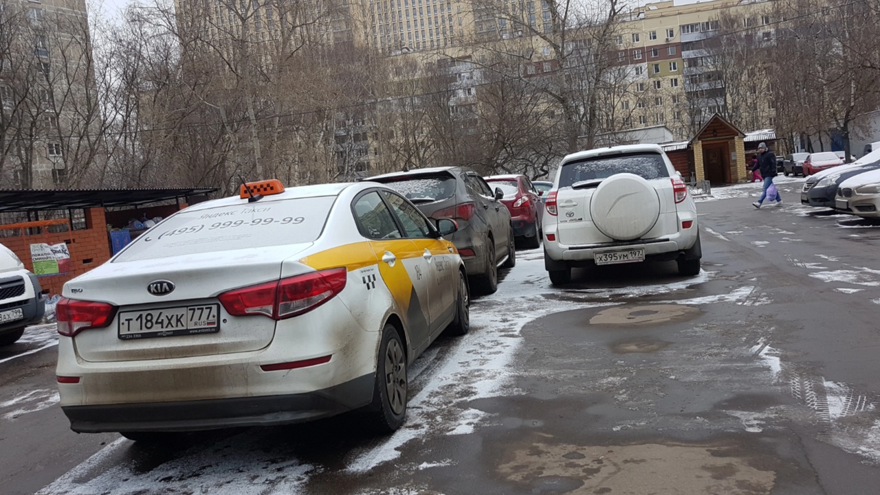 Жители района Хорошево-Мневники возмущены парковкой автомобилей ЯндексТакси возле дома по улице Берз...