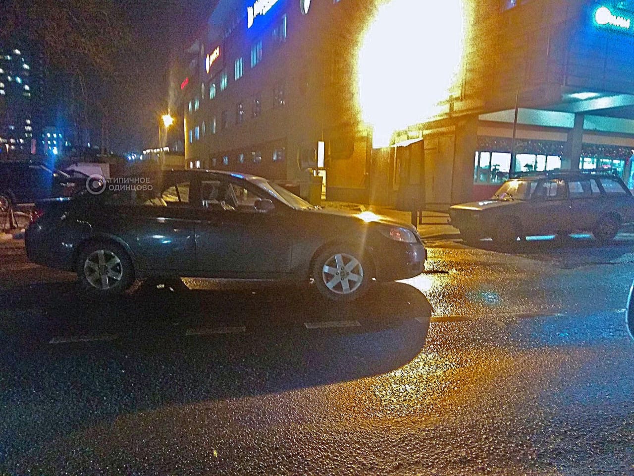 Около ТЦ "Союзный" в Одинцово, женщина припарковала автомобиль прямо посреди проезжей...