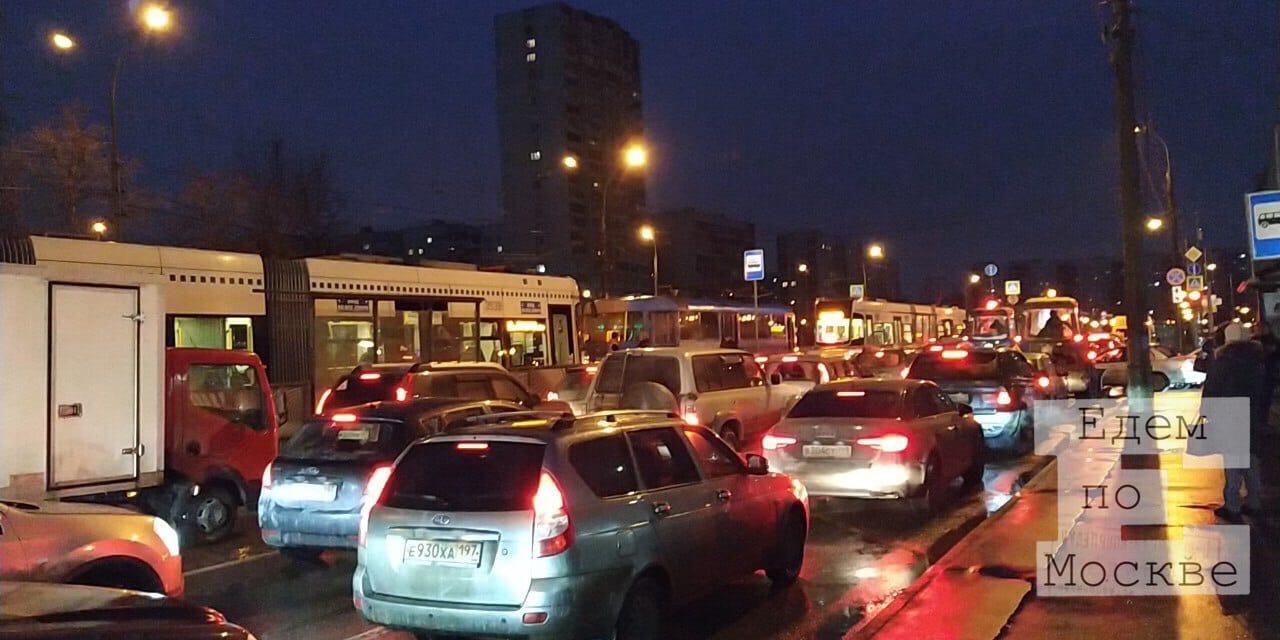На пересечении Таллинской и Строгинского бульвара таксист приехал  в автобус и перекрыл пути трамвая...