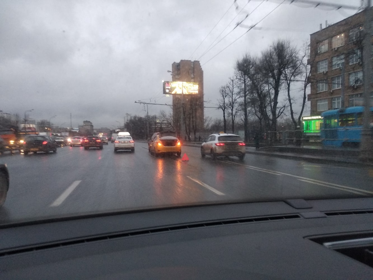 На Варшавке таксисты ведут бой с автомобилистам.
Боестолкновения замечены в районе Пражской и Нагати...
