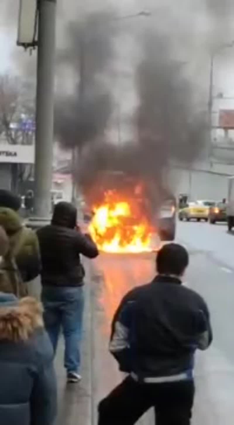 На Рязанском проспекте горит машина.