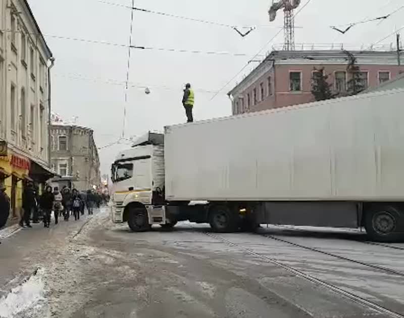 Мужчина на фуре в 9:15 перекрыл движение по улице Бауманская.
Трамваи стоят без движения.