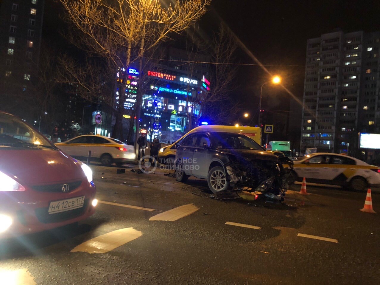 Вчера поздно вечером в Одинцово произошла серьезная авария. По предварительной версии, один из автом...