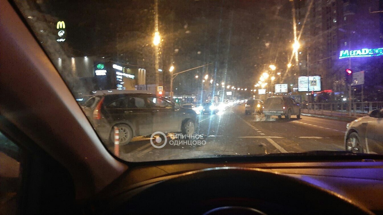 Вчера поздно вечером в Одинцово произошла серьезная авария. По предварительной версии, один из автом...