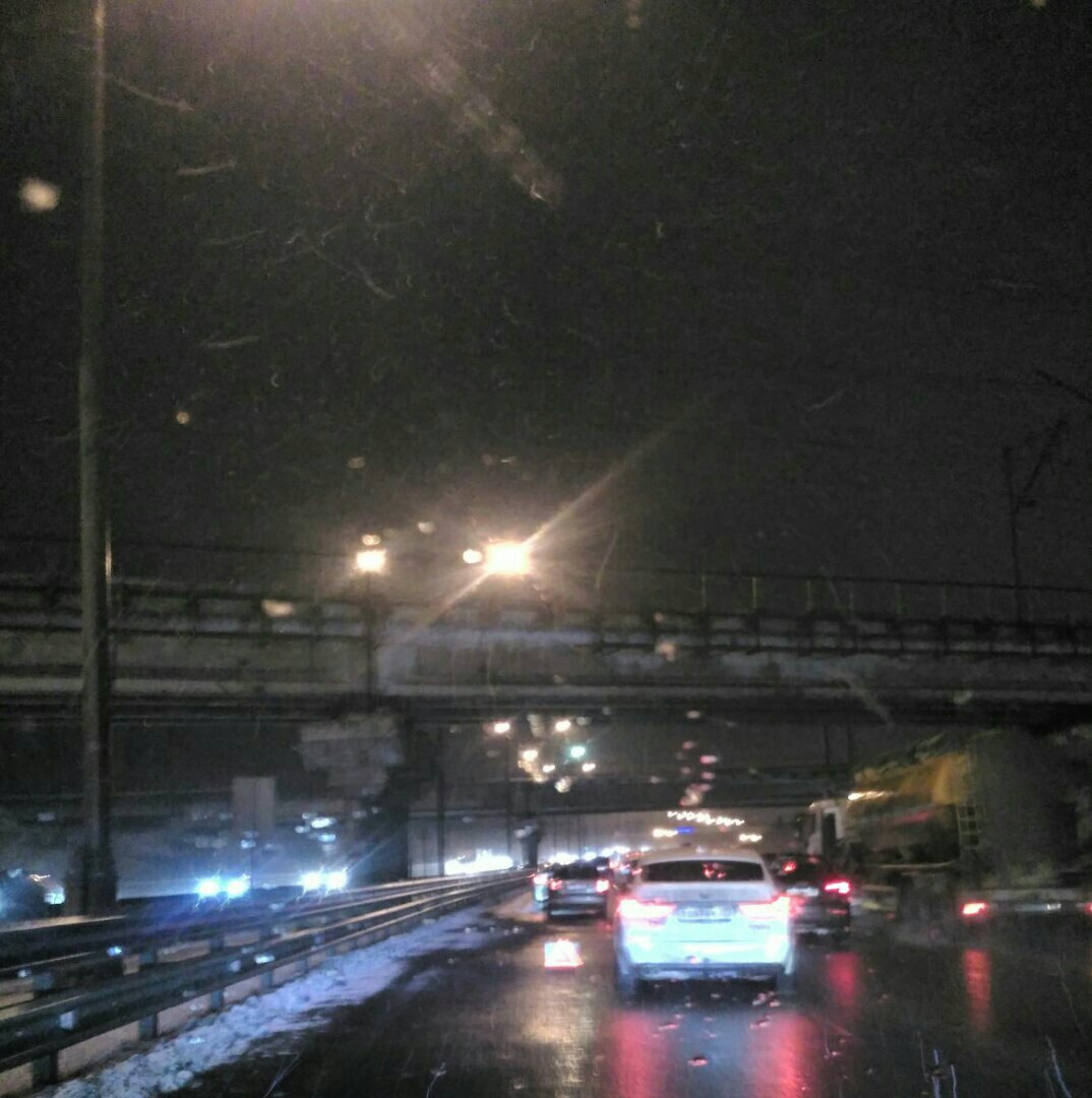 Симферопольское шоссе на выезде из Москвы. Левый ряд. Один затормозил о другого. Пробка.