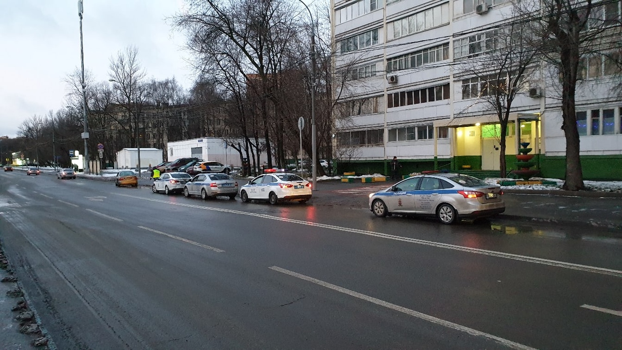 Утром на Кронштадтском бульваре ДПС ловило нарушителя. По пути ещё автобус подбил