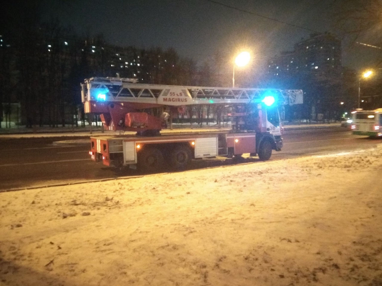 Москва,ул Профсоюзная д 47,пожарные на месте,лентой огорожены 3,4й подъезды,дыма не видно,во дворе о...