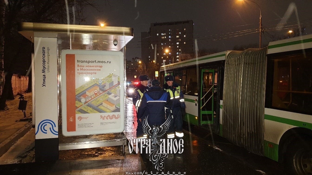 Улица Мусоргского, д. 1. Пешеход угодил под колесо автобуса №605. Забрали в больницу.