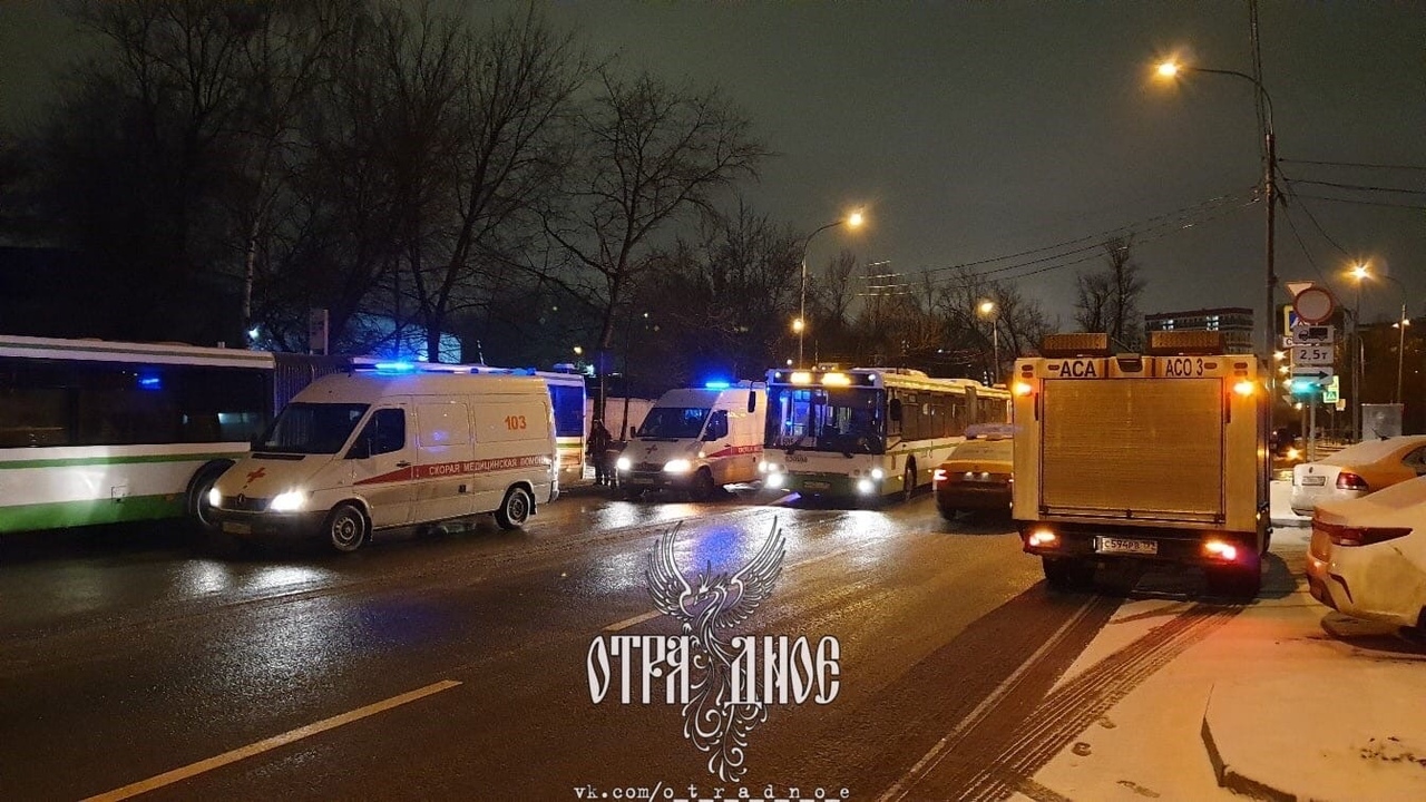 Улица Мусоргского, д. 1. Пешеход угодил под колесо автобуса №605. Забрали в больницу.